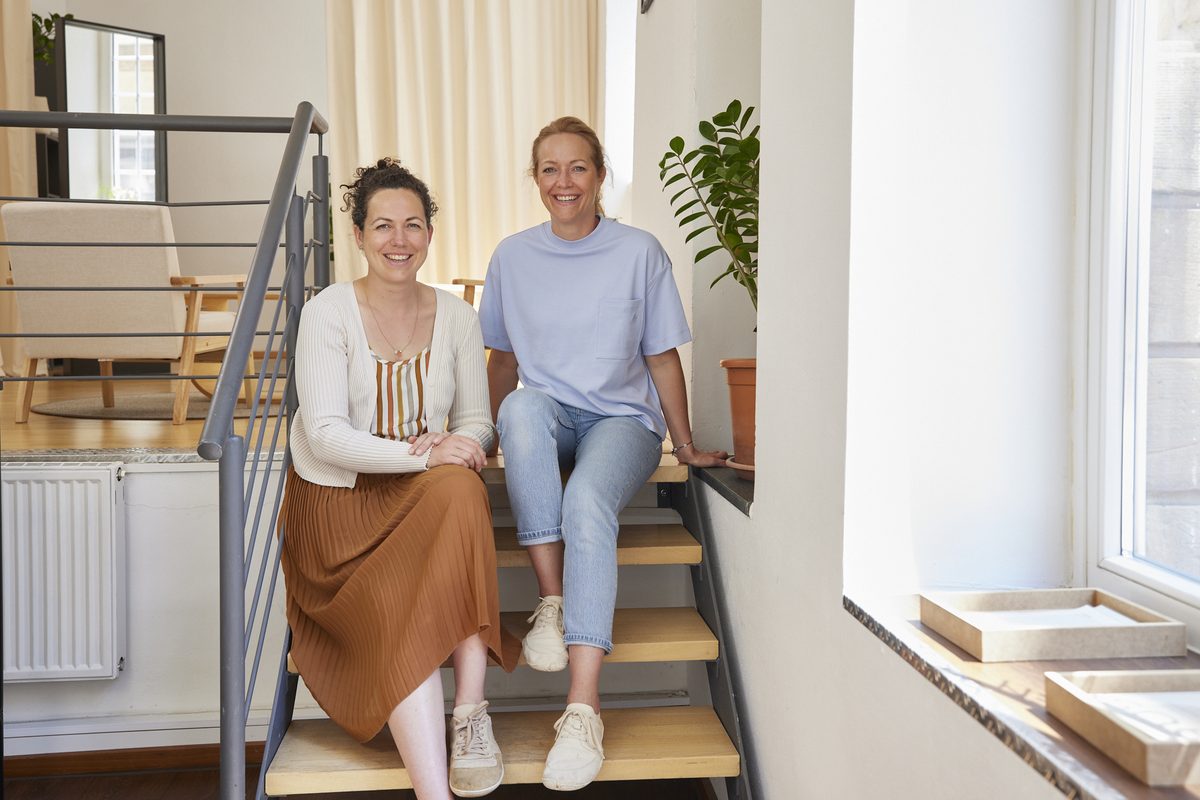 Sandra und Lisa auf der Treppe in der Praxis
