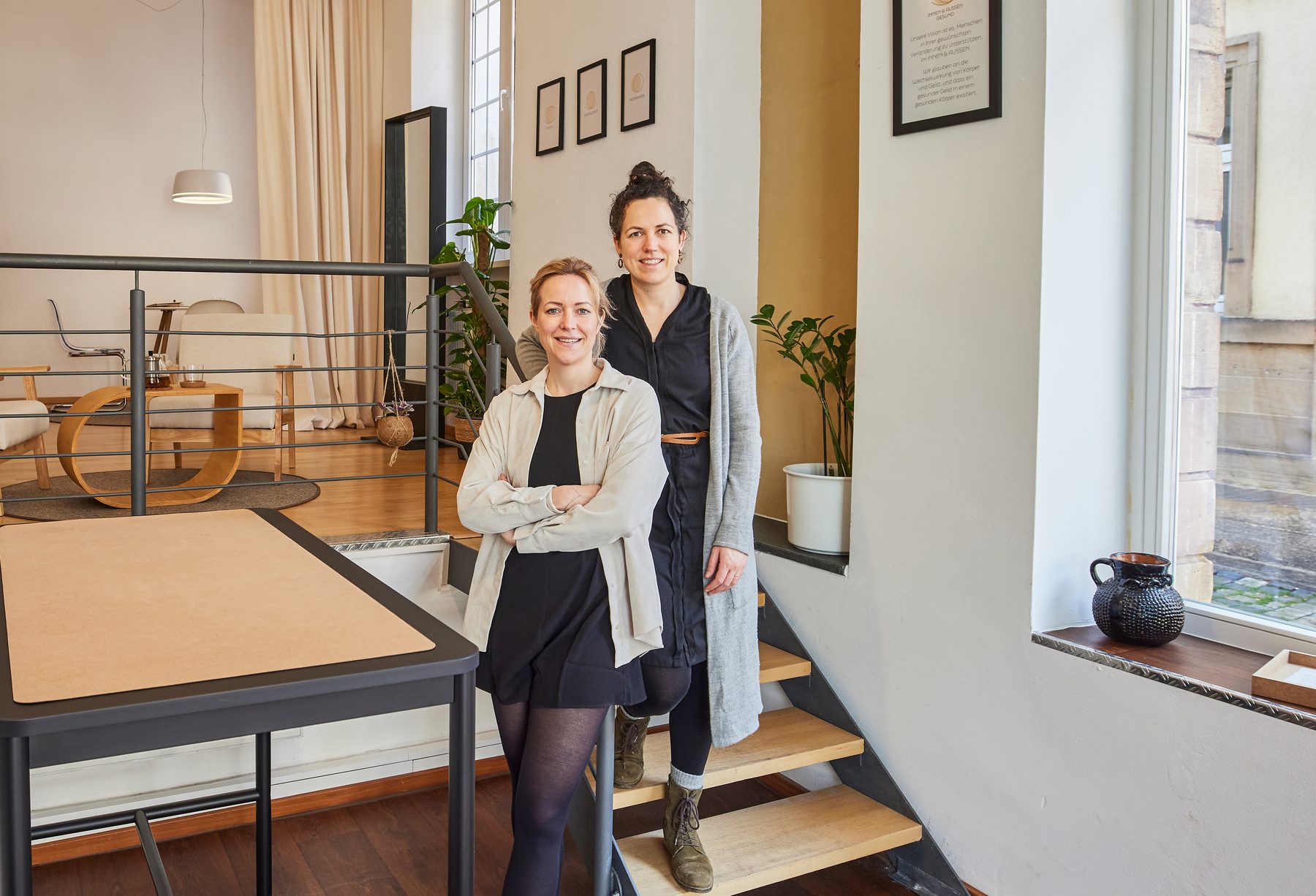 Sandra Maria Walz und Lisa Reither in der Praxis in Landau